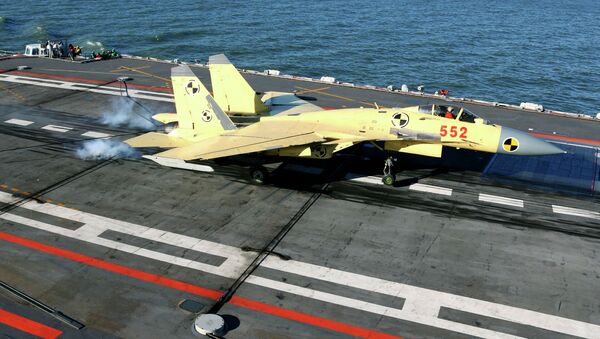 Un caza embarcado J-15 durante el aterrizaje sobre el portaviones chino Liaoning (archivo) - Sputnik Mundo