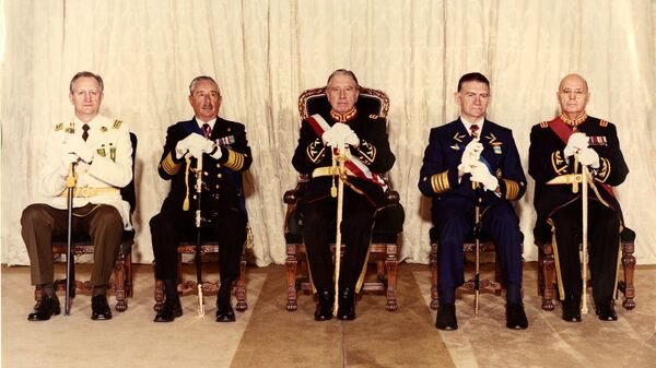 Fernando Matthei (cuarto de izquierda a derecha) con los otros miembros de la Junta de Gobierno (archivo) - Sputnik Mundo