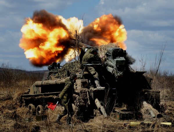 El 2S5 Giatsint-S (del ruso 'jacinto') es un cañón autopropulsado de 152mm cuya misión principal es la destrucción de posiciones fortificadas de un potencial enemigo a distancias de hasta 30 kilómetros. - Sputnik Mundo