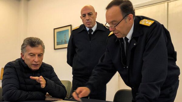 El contralmirante Gabriel González, jefe de la Base Naval de Mar del Plata, habla a Mauricio Macri, presidente de Argentina, acerca del submarino desaparecido ARA San Juan - Sputnik Mundo