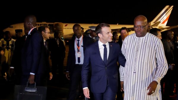 Emmanuel Macron, el presidente de Francia, llega a Burkina Faso - Sputnik Mundo