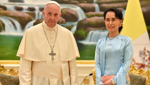El Papa Francisco y la Consejera de Estado de Birmania, Aung San Suu Kyi - Sputnik Mundo