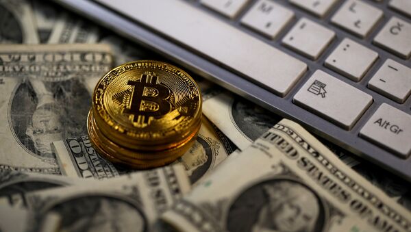 Bitcoin y dólares de EEUU (imagen referencial) - Sputnik Mundo