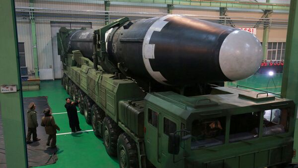 El líder de Corea del Norte, Kim Chong-un, inspecciona el misil balístico Hwasong 15 - Sputnik Mundo