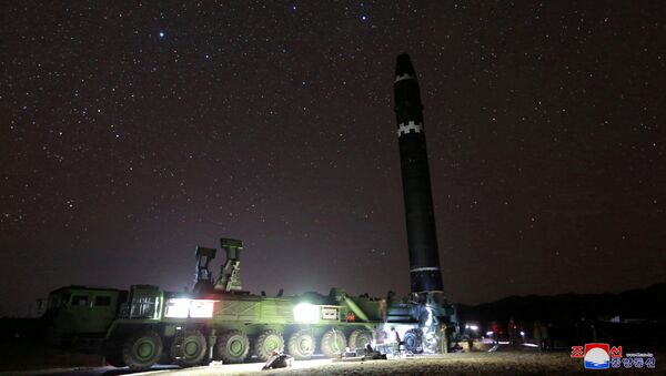 El misil balístico intercontinental norcoreano Hwasong-15 - Sputnik Mundo