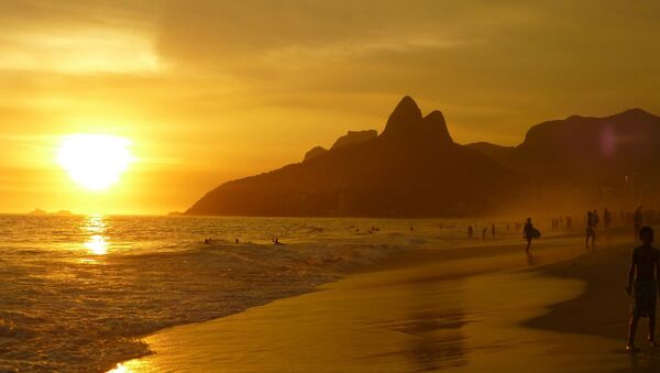 Una playa en Rio de Janeiro, Brasil - Sputnik Mundo