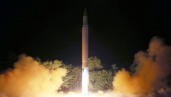 El lanzamiento del misil balístico norcoreano Hwasong-14 (archivo) - Sputnik Mundo