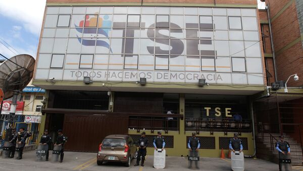 Policía protege el edifício del Tribunal Supremo Electoral de Honduras, en Tegucigalpa - Sputnik Mundo