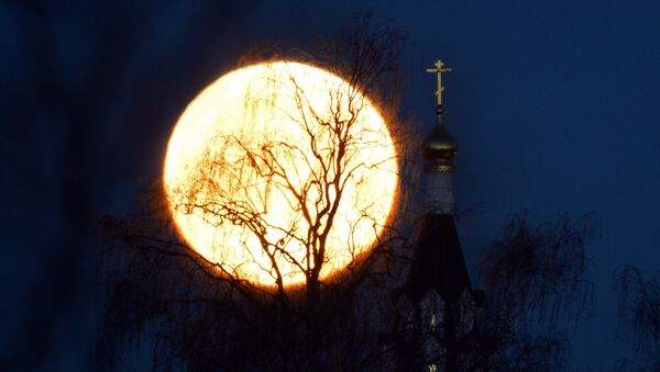 La Superluna visra desde Moscú en el año 2016 (archivo) - Sputnik Mundo