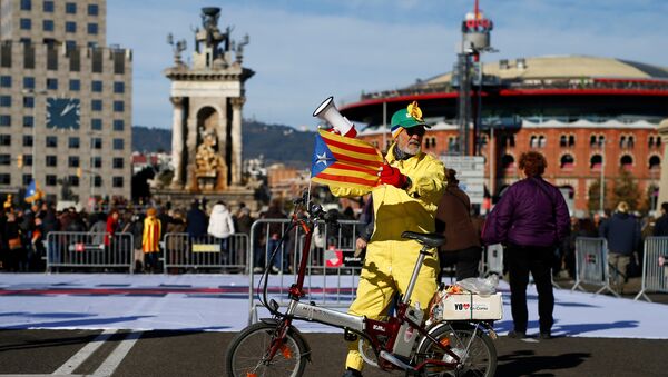 Un hombre con la bandera de Cataluña - Sputnik Mundo