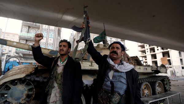 Los seguidores de los rebeldes hutíes en Yemen - Sputnik Mundo