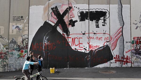 Un graffiti con el retrato del presidente de EEUU, Donald Trump, en Belén, Palestina - Sputnik Mundo