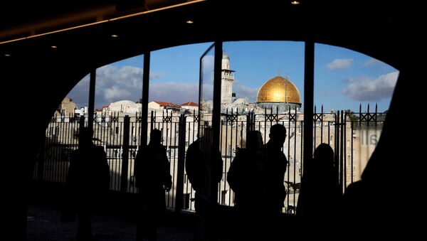 People look out from a building facing the Dome of the Rock (R), located in Jerusalem's Old City - Sputnik Mundo