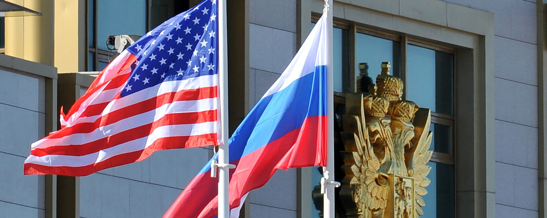 Banderas de EEUU y Rusia - Sputnik Mundo, 1920, 19.05.2021