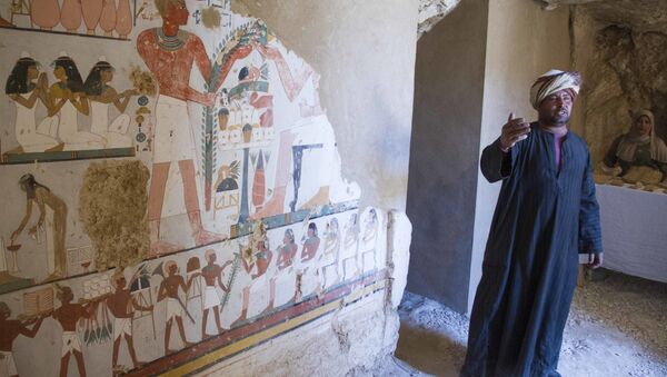 Un guardia egipcio junto a un mural finenrario en el interior de la tumba Kampp 161 el día del anuncio del ministro de Antigüedades de Egipto - Sputnik Mundo