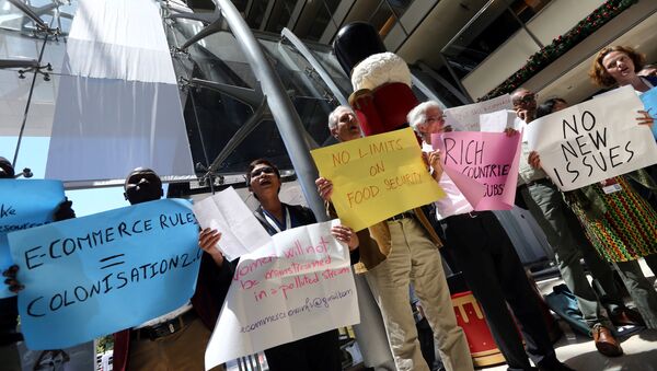 Activistas protestando durante la XI Conferencia Ministerial de la OMC en Buenos Aires, Argentina - Sputnik Mundo