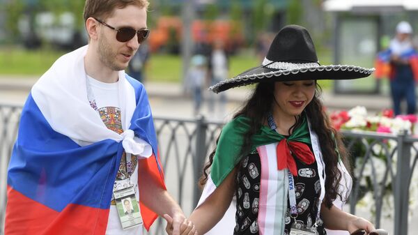 Una pareja con las banderas de Rusia y de México - Sputnik Mundo