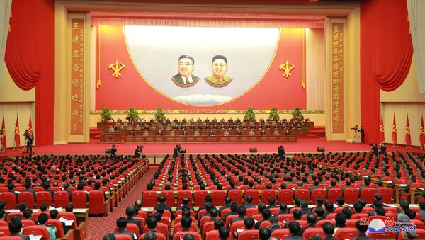 Los participantes del octavo Congreso de trabajadores de la industria de Defensa de Corea del Norte. - Sputnik Mundo