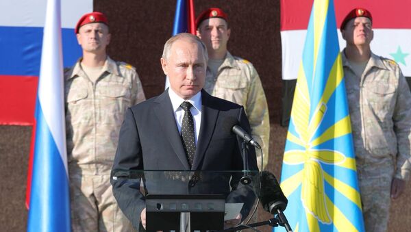 El presidente de Rusia Vladímir Putin en la base aérea Hmeymim, Siria - Sputnik Mundo