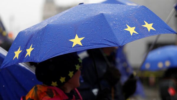 Paraguas con la bandera de la UE - Sputnik Mundo