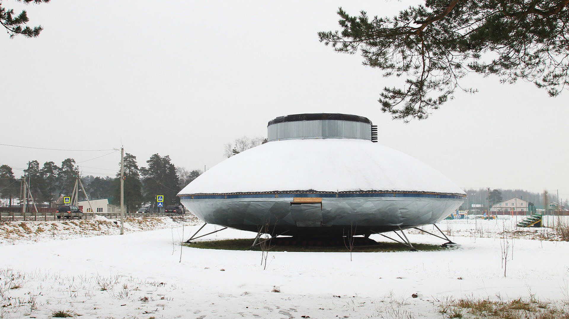 El platillo volante de Protasovo, un monumento para homenajear a los supuestos alienígenas que visitaron la localidad en la década de los 90  - Sputnik Mundo, 1920, 13.08.2021