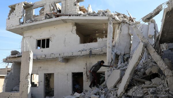 Un edificio destruido en Siria - Sputnik Mundo