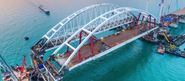 La construcción del puente de Crimea La construcción del puente de Crimea - Sputnik Mundo
