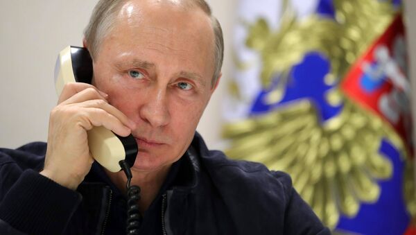 Vladímir Putin, presidente de Rusia, habla por teléfono (archivo) - Sputnik Mundo
