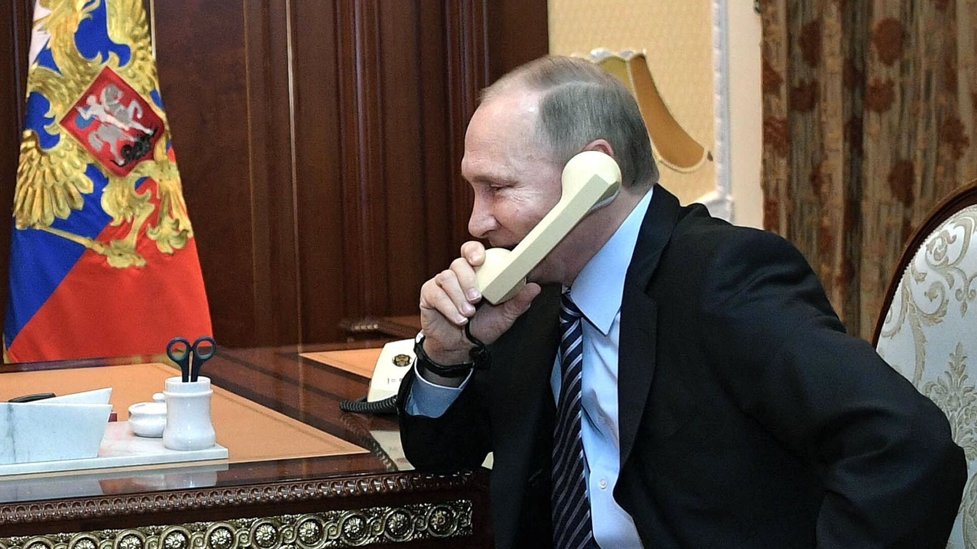 Vladímir Putin, presidente de Rusia, habla por teléfono (archivo) - Sputnik Mundo, 1920, 30.03.2021