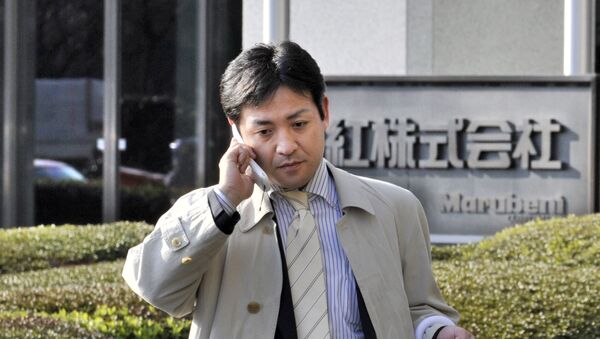 Un empresario japonés camina frente a la empresa comercial japonesa Marubeni en Tokio - Sputnik Mundo