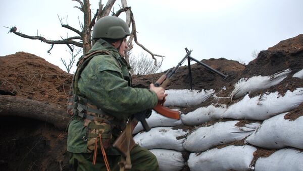 Un miliciano de Donbás en la línea de separación - Sputnik Mundo