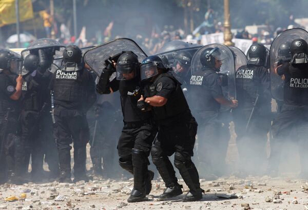 Jornadas de violentas protestas en Argentina ante la propuesta de reforma jubilatoria discutida en el Congreso Nacional, Buenos Aires Jornadas de violentas protestas en Argentina ante la propuesta de reforma jubilatoria discutida en el Congreso Nacional, Buenos Aires - Sputnik Mundo
