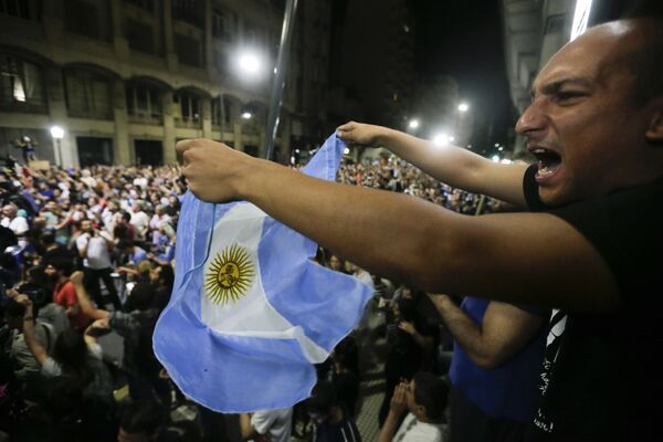 Jornadas de violentas protestas en Argentina ante la propuesta de reforma jubilatoria discutida en el Congreso Nacional, Buenos Aires - Sputnik Mundo