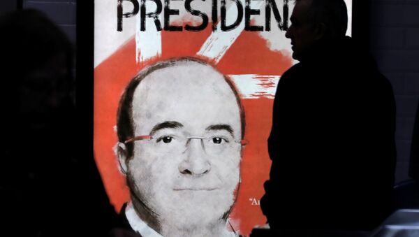 Una pancarta con Miquel Iceta, candidato del PSC - Sputnik Mundo