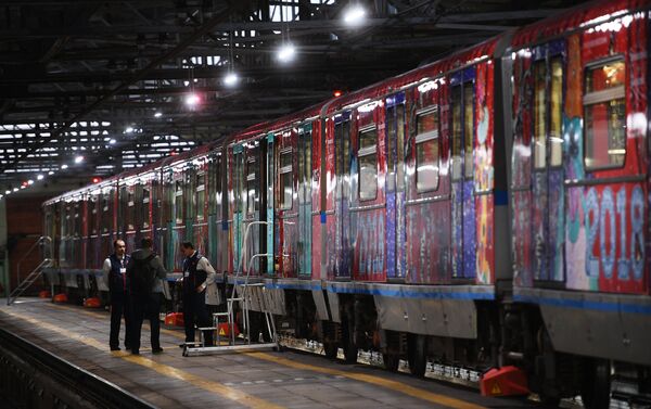 El tren 'Viaje a la Navidad' en el metro de Moscú - Sputnik Mundo