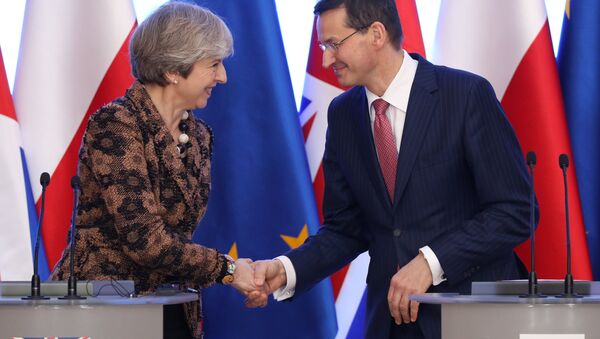 La primera ministra británica, Theresa May y su homólogo polaco Mateusz Morawiecki - Sputnik Mundo
