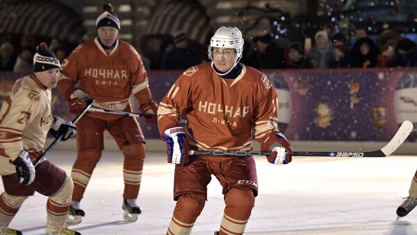 Vladímir Putin, presidente de Rusia, jugando en la Liga Nocturna de Hockey - Sputnik Mundo