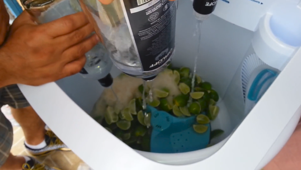 Un grupo de amigos brasileños prepara cócteles utilizando una lavadora, en vez de una coctelera - Sputnik Mundo