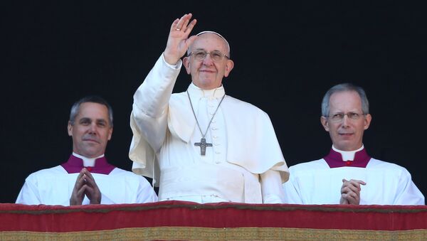 El papa Francisco pronuncia el mensaje 'Urbi et Orbi' en la Basílica de San Pedro - Sputnik Mundo