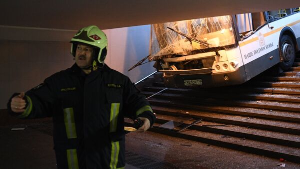 Varios muertos tras el choque de un autobús contra un paso subterráneo en Moscú - Sputnik Mundo
