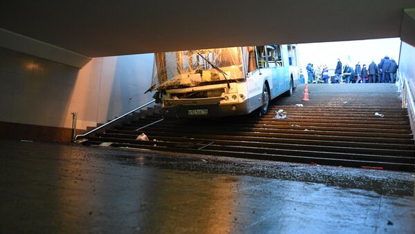 El choque de un autobús contra un paso subterráneo en Moscú - Sputnik Mundo