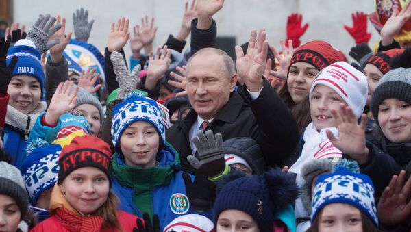 El presidente ruso Vladímir Putin con niños en la Plaza Sobornaya del Kremlin - Sputnik Mundo