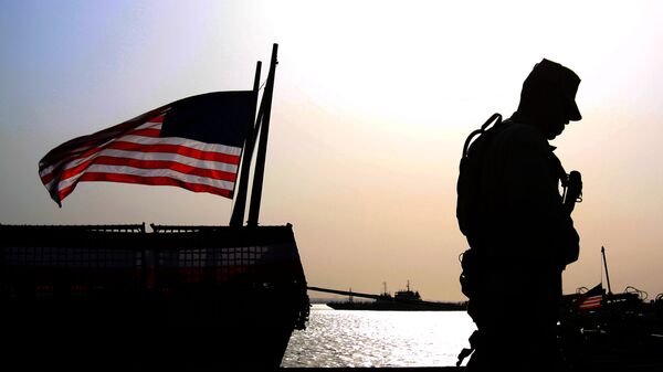 Un soldado de EEUU junto a la bandera estadounidense (archivo) - Sputnik Mundo