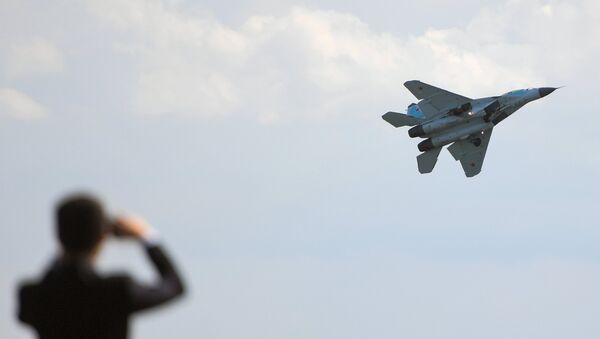 El caza ruso MiG-35 durante un vuelo de demostración - Sputnik Mundo