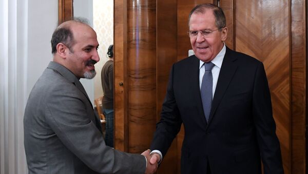 El líder del bloque opositor sirio Ghad al Suri (El Mañana de Siria), Ahmad Yarba, y el canciller ruso, Serguéi Lavrov - Sputnik Mundo