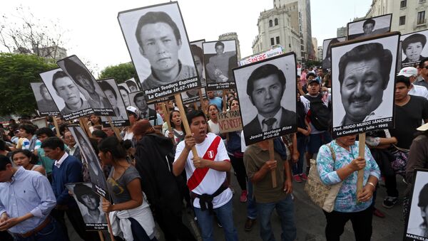 Una movilización contra indulto al expresidente peruano Fujimori (Archivo) - Sputnik Mundo