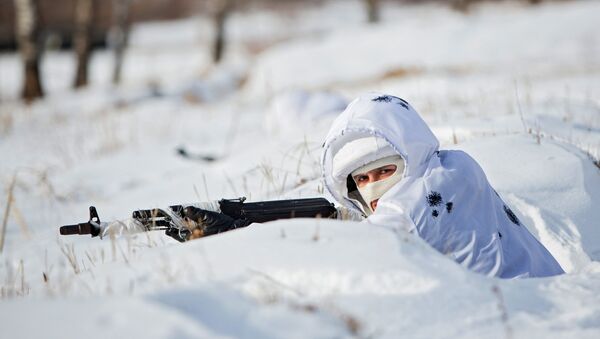 Soldado ruso en camuflaje invernal - Sputnik Mundo