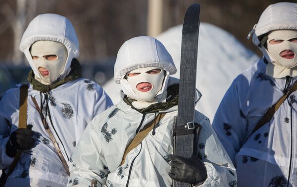 Soldados rusos en camuflaje invernal - Sputnik Mundo