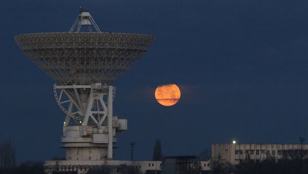 La superluna se levanta sobre el radiotelescopio RT-70 en Crimea, Rusia - Sputnik Mundo