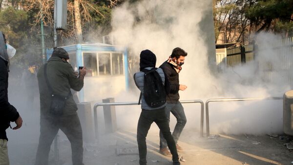 Estudiantes participan de las protestas en Irán - Sputnik Mundo